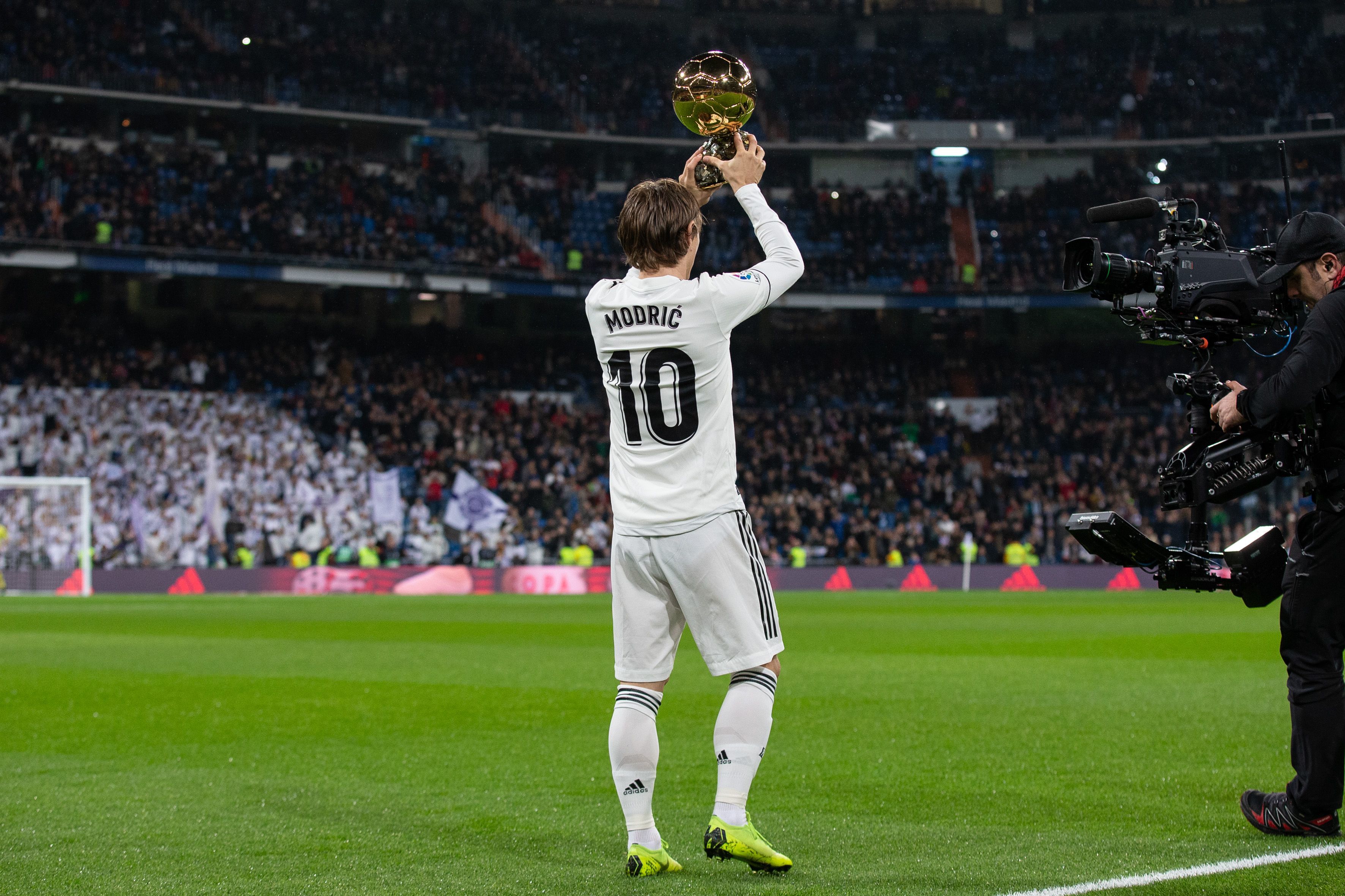 NBA半场：字母哥19分8篮板，雄鹿56-53领先步行者