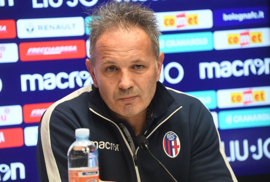 姚明父母坐公交被偶遇！个子太高一眼被认出，满头白发却很有精神.